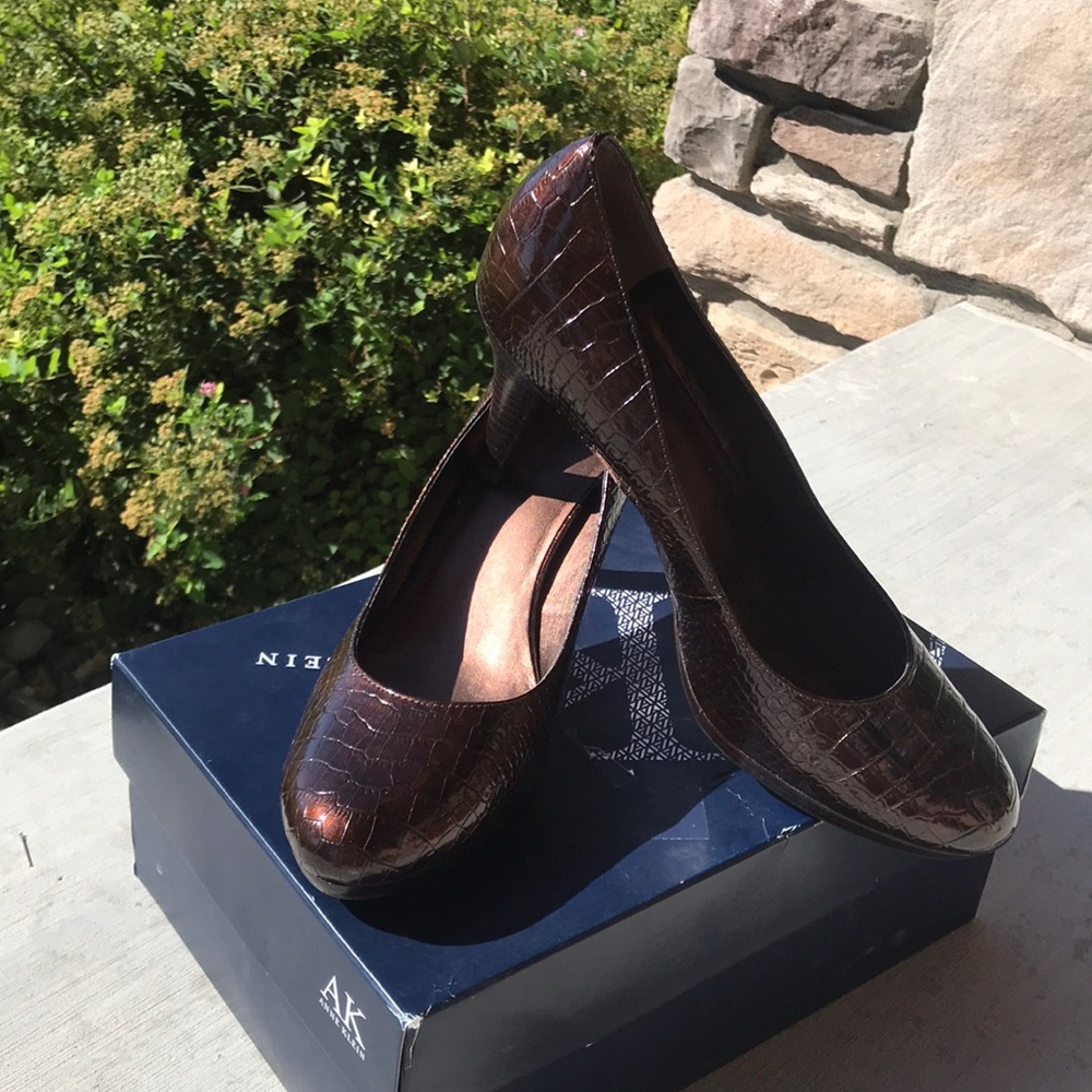 Ann Klein brown crocodile pattern pumps. Size 9.5